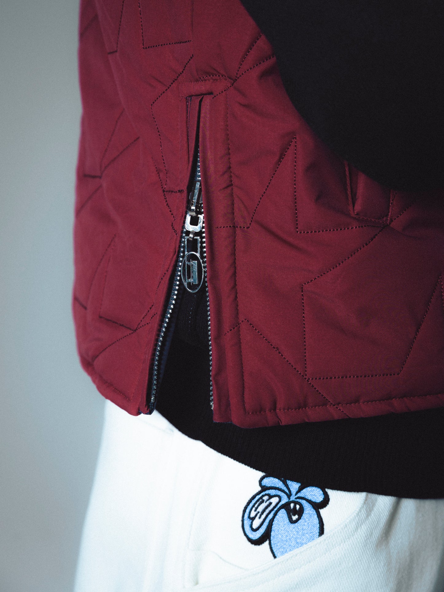 REVERSIBLE SLEEVELESS JACKET - NAVY & RED