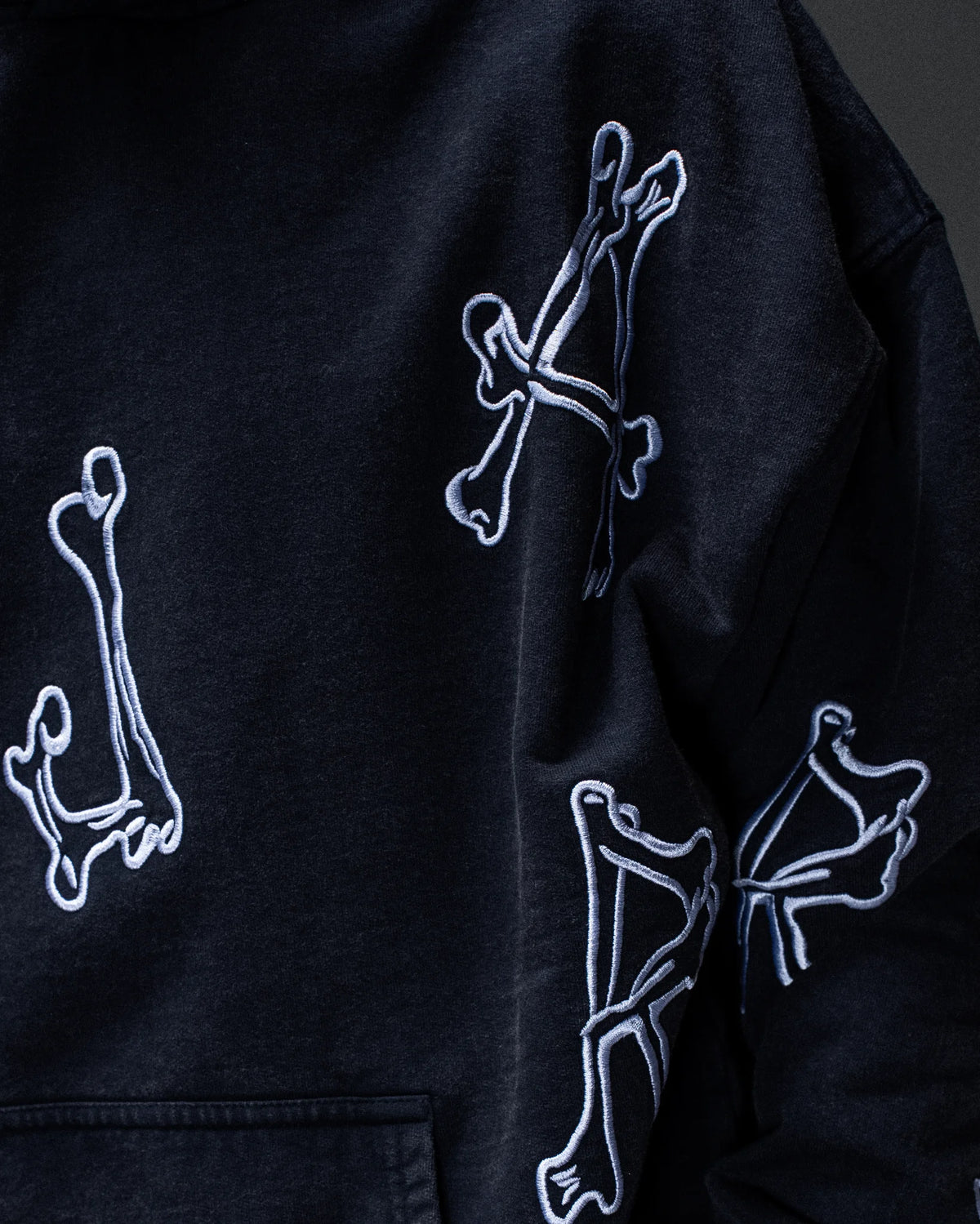 Sweat à capuche Jacker Reckless noir — détail du produit porté de dos