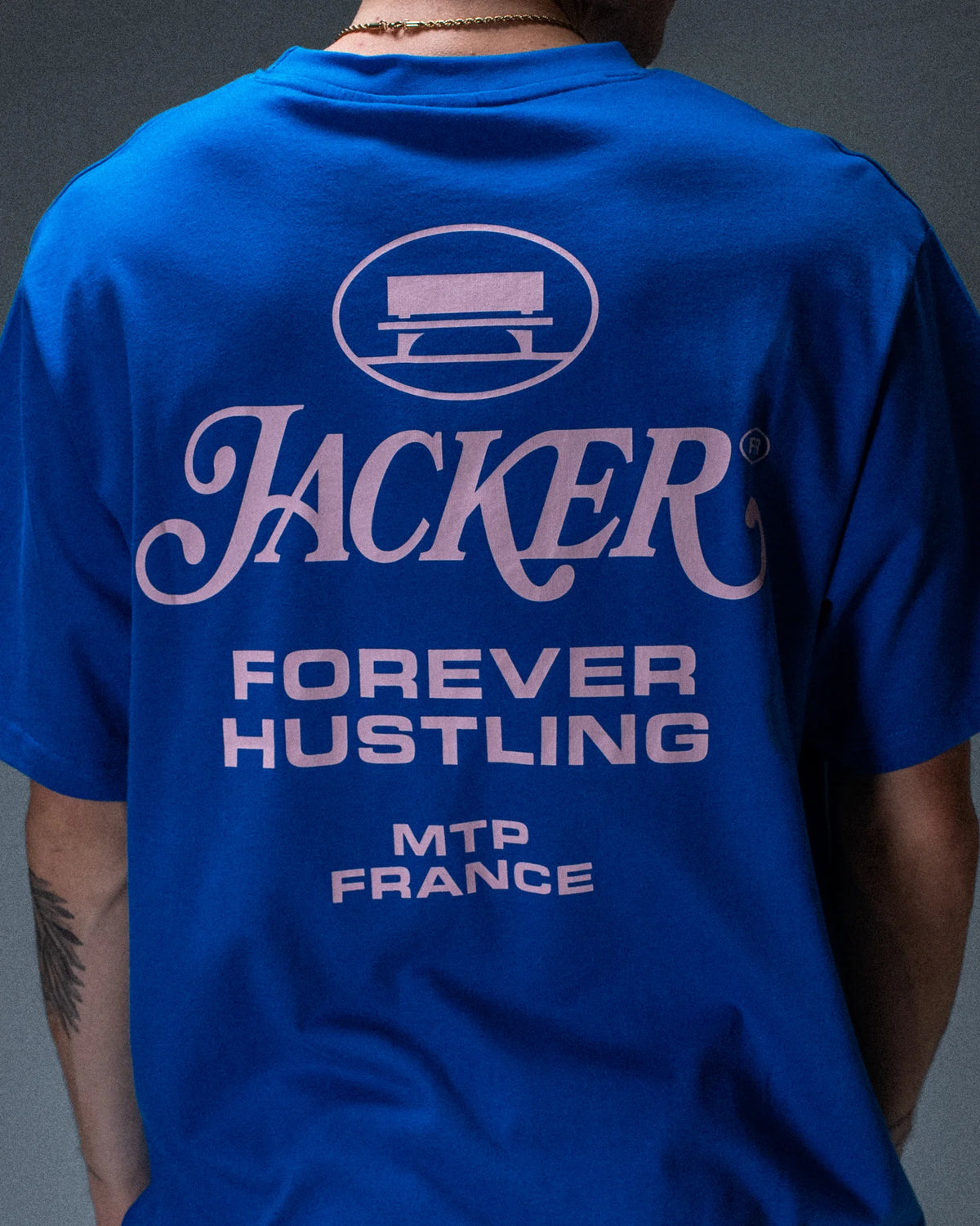 T-shirt Jacker Collective Logo bleu — détail du produit porté de dos