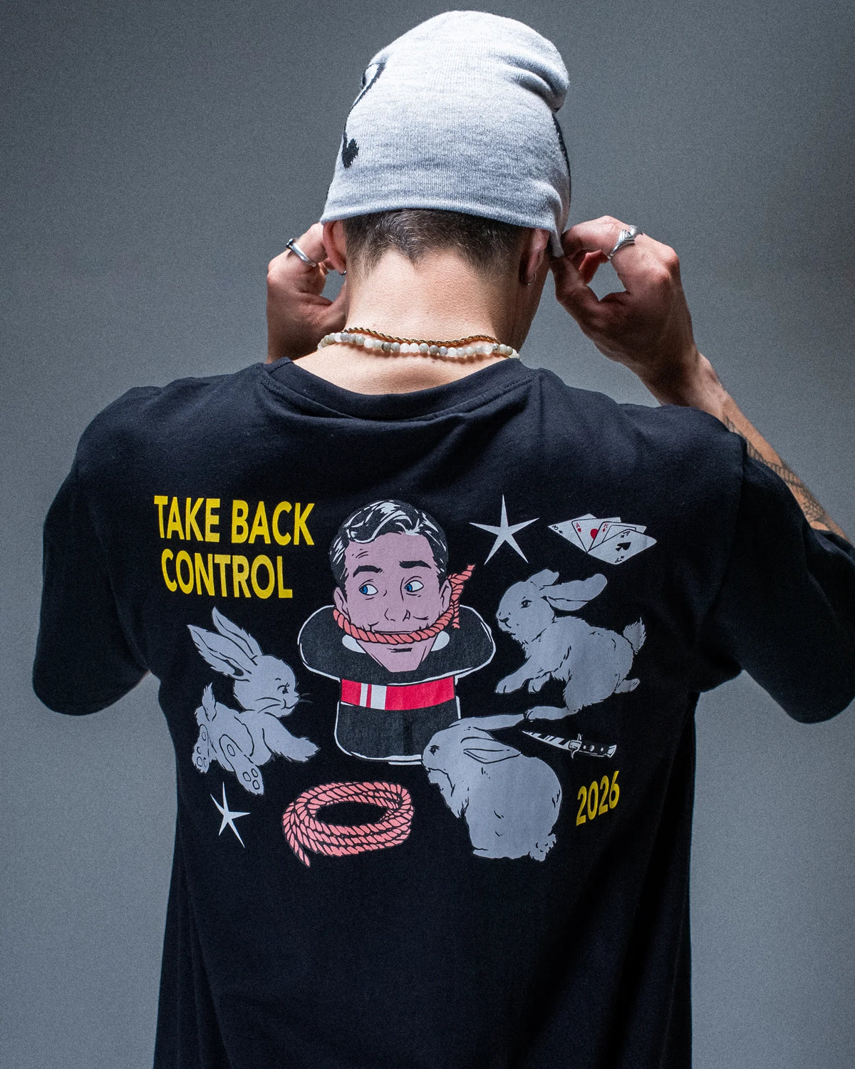 T-shirt Jacker Take Back Control noir — détail du produit porté de dos