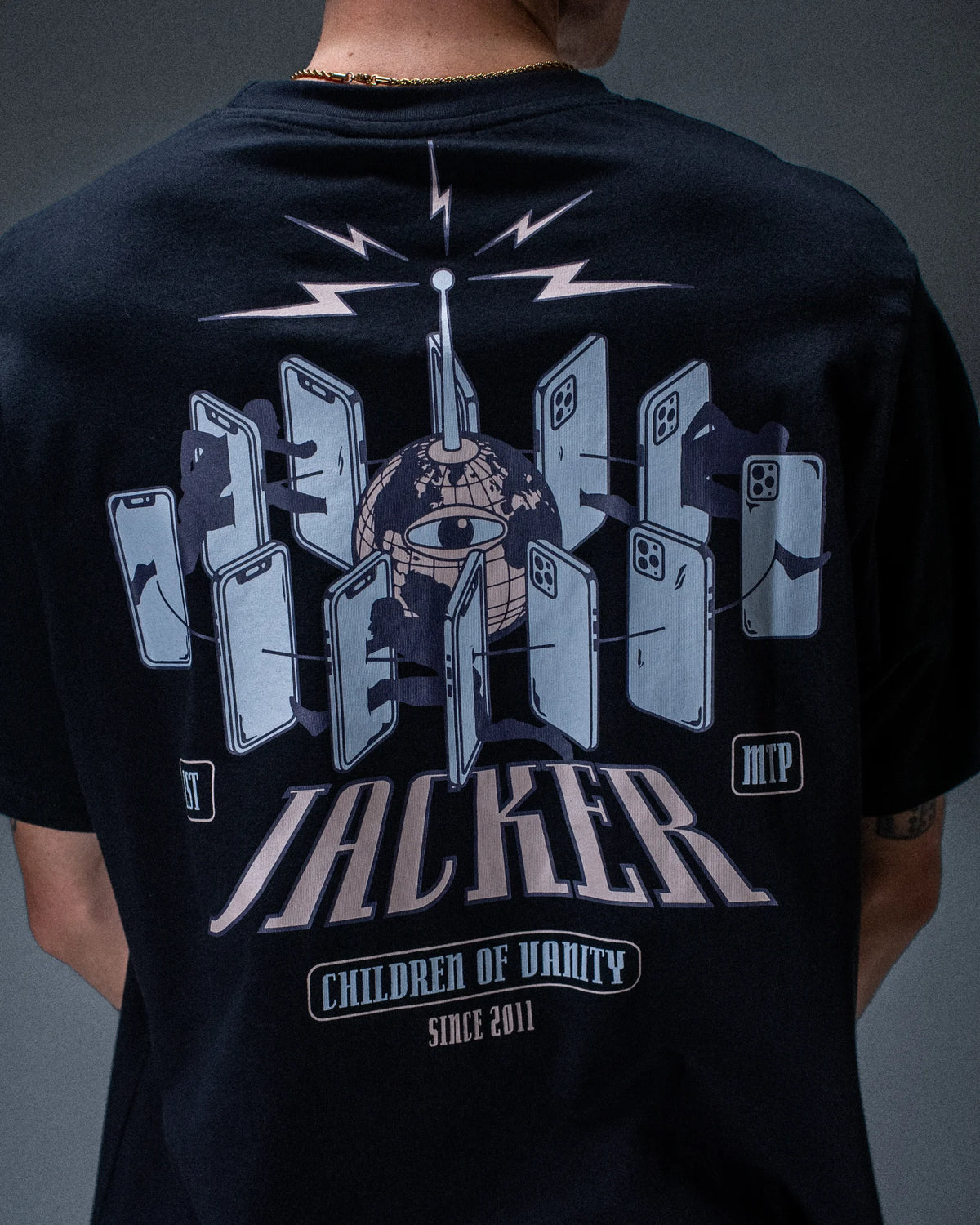 T-shirt Jacker Vanity noir — détail du produit porté de dos