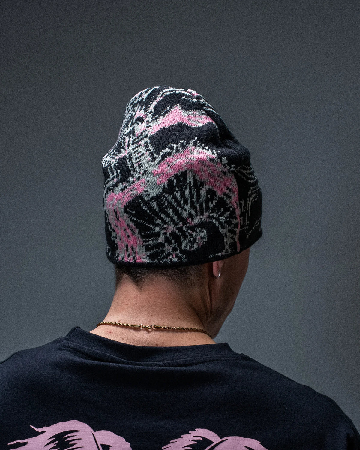 Bonnet Jacker jacquard Reckless noir et rose — produit porté de dos