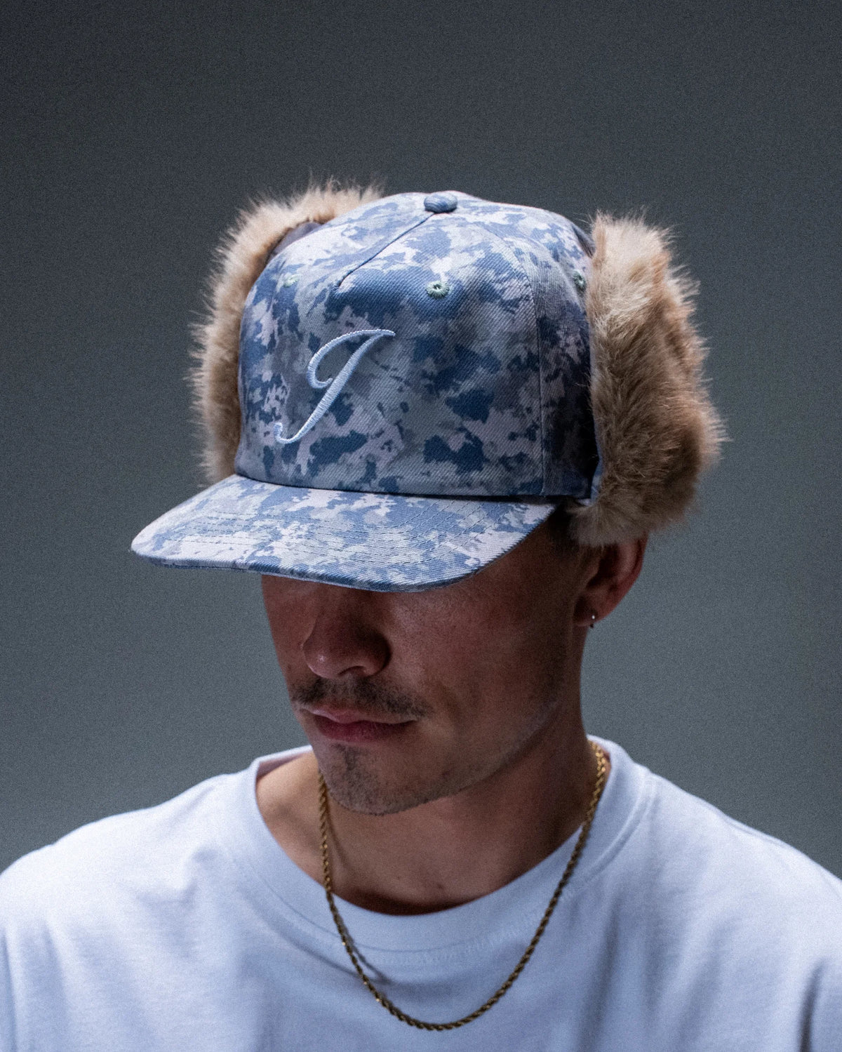 Casquette Jacker Flap Ear Snapback camouflage désert — produit porté