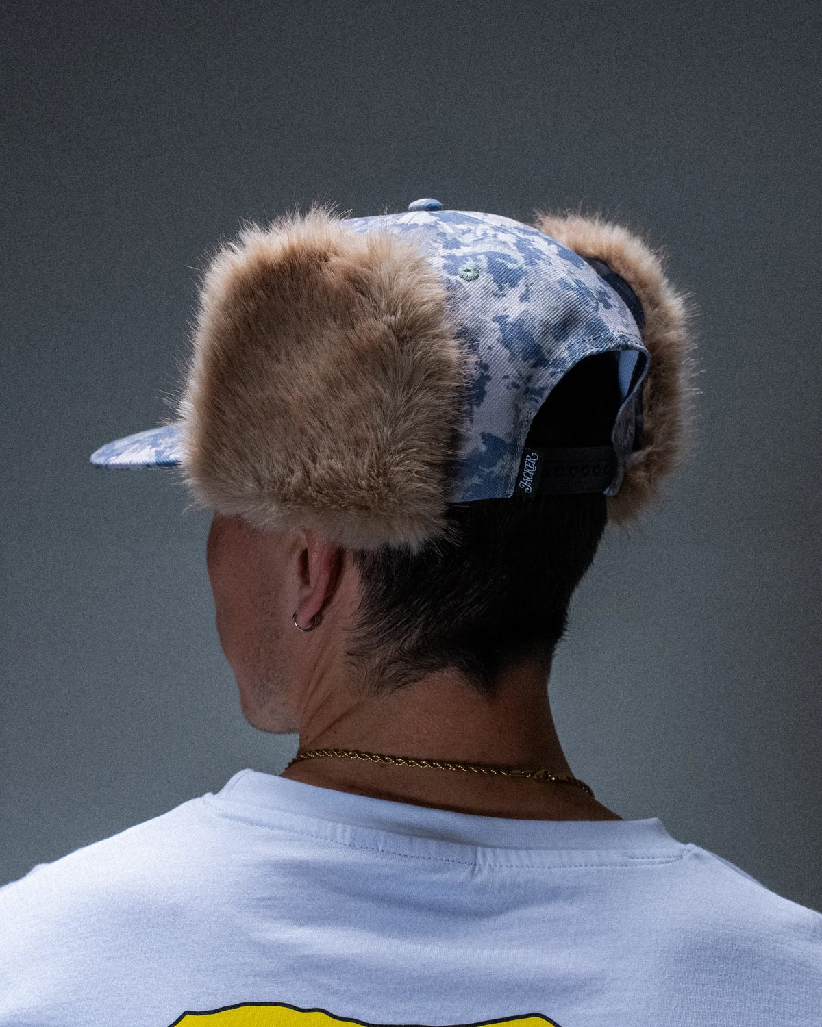 Casquette Jacker Flap Ear Snapback camouflage désert — produit porté de dos