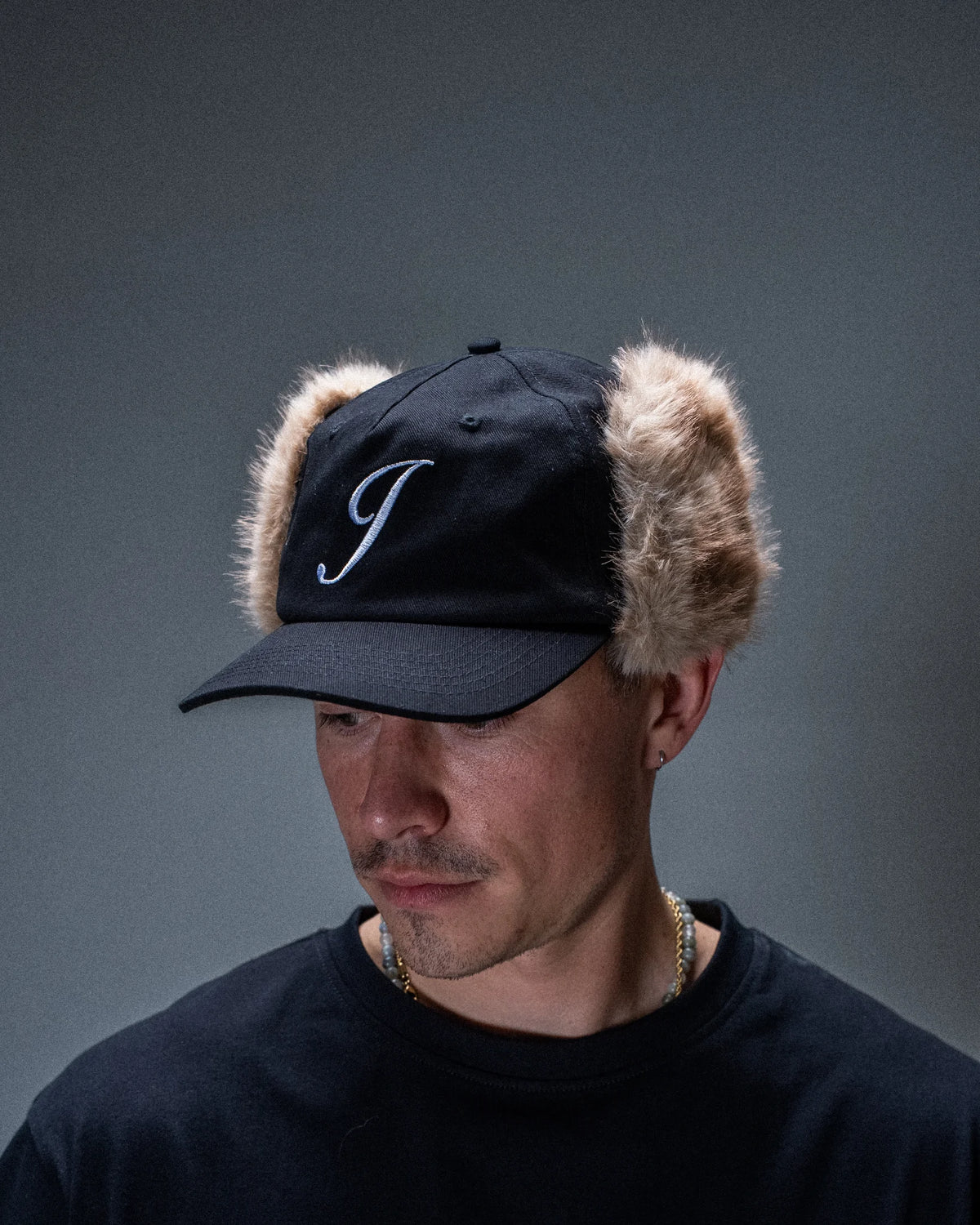 Casquette Jacker Flap Ear Snapback noire — produit porté