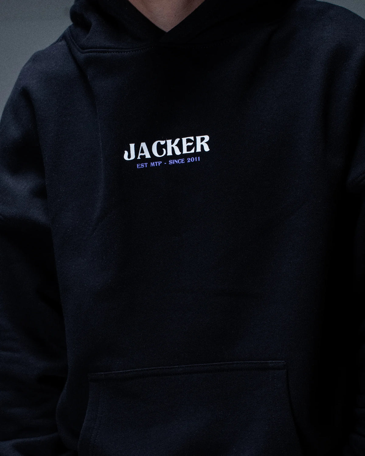 Sweat à capuche Jacker Purple Potion Light noir — détail du produit porté