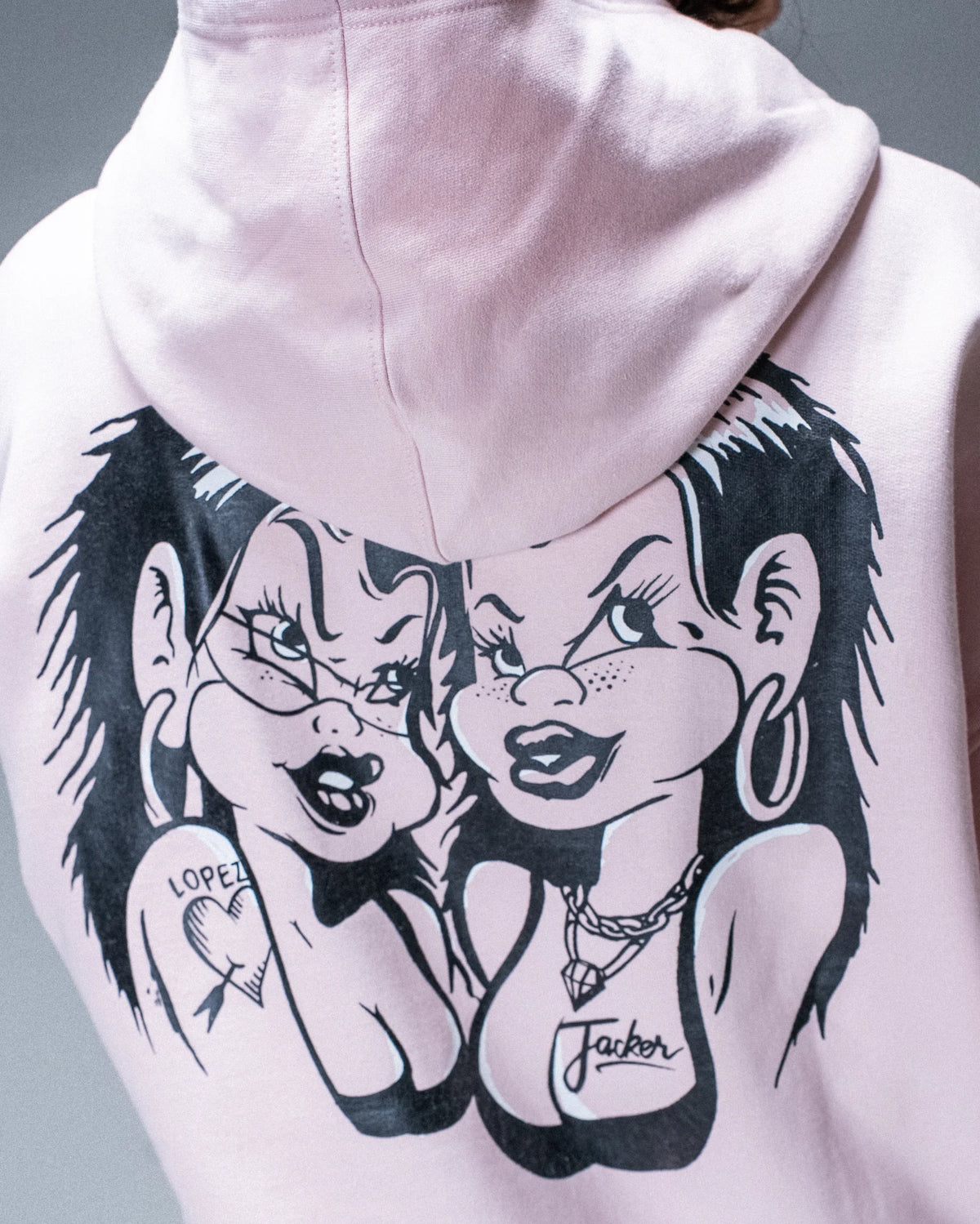Sweat à capuche Jacker Sisters rose — détail du produit porté de dos
