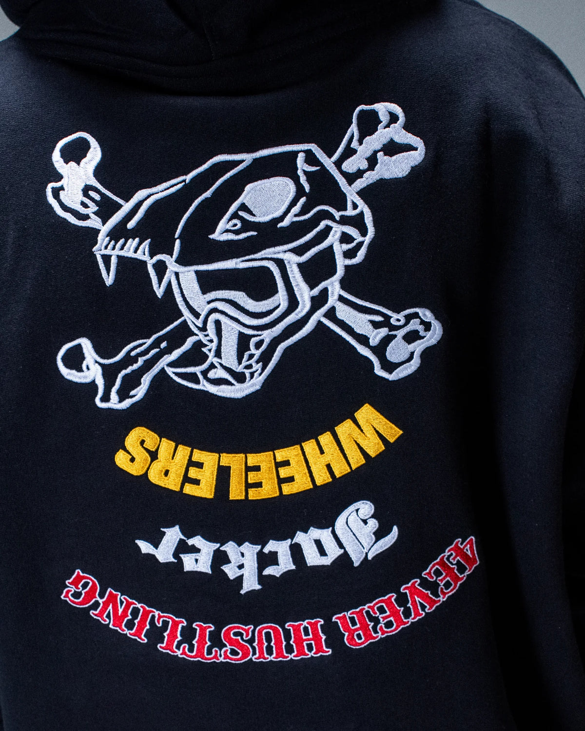 Sweat à capuche Jacker Wild Wheelers noir — détail du produit porté de dos