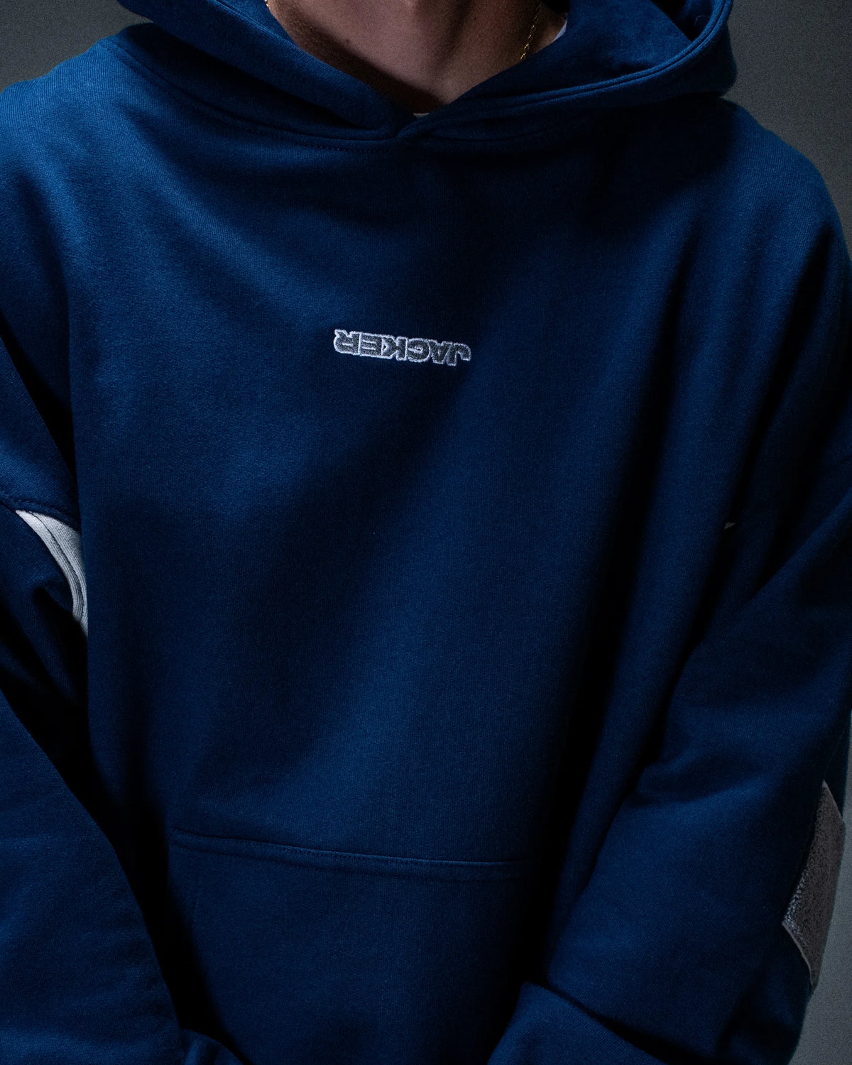 Sweat à capuche Jacker Yetorious bleu marine — détail du produit porté