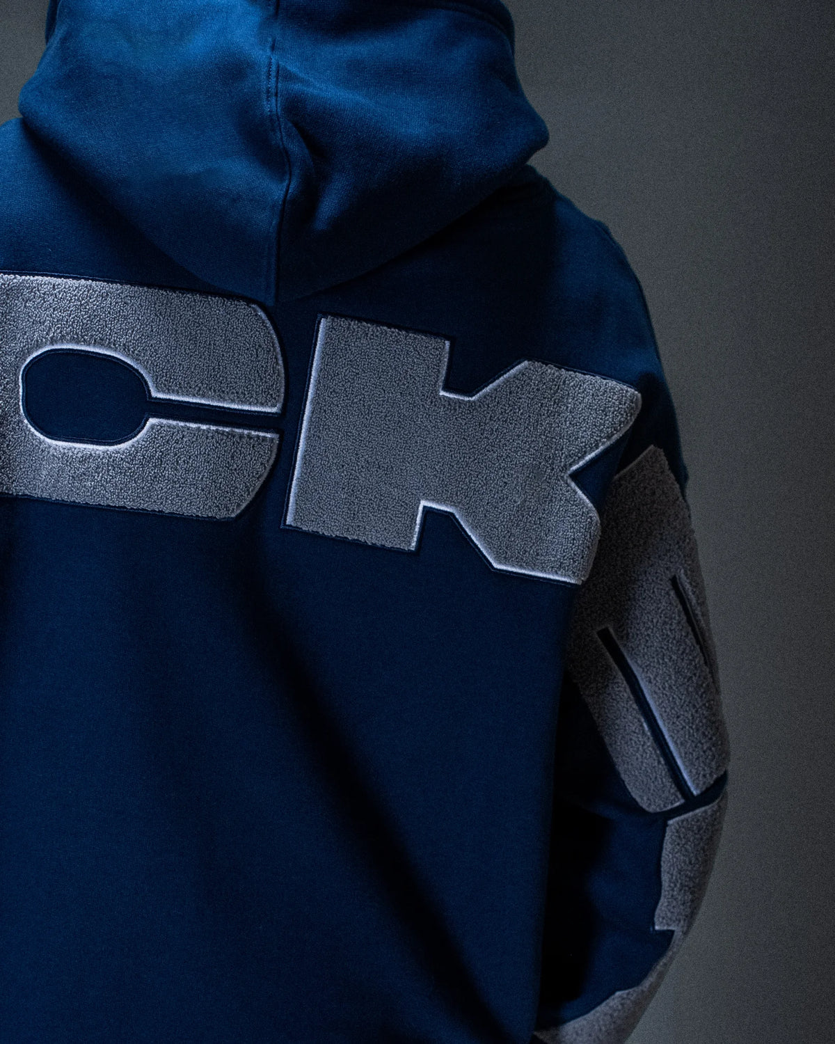 Sweat à capuche Jacker Yetorious bleu marine — détail du produit porté de dos