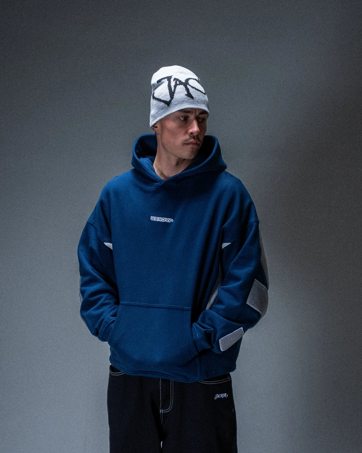 Sweat à capuche Jacker Yetorious bleu marine — produit porté