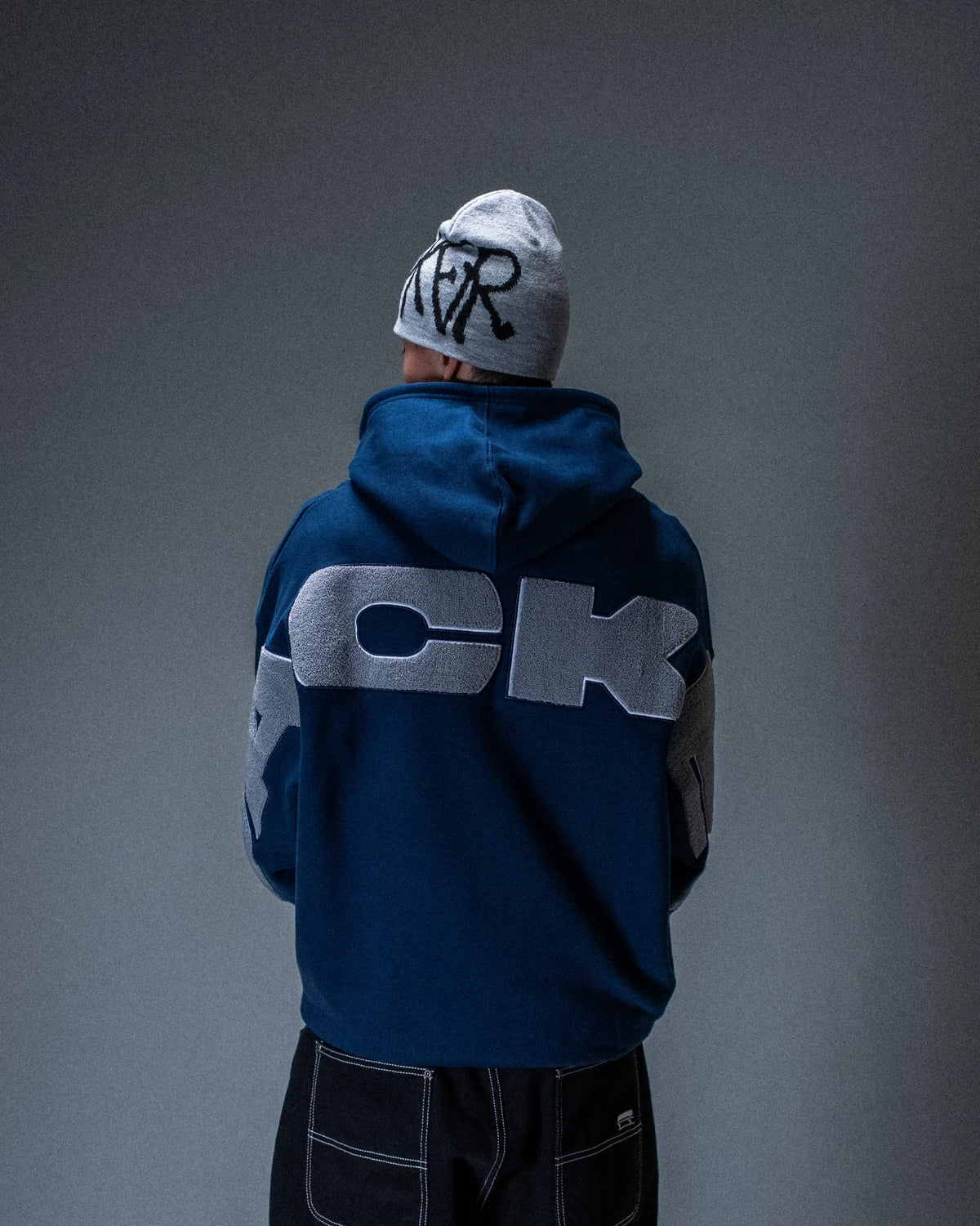 Sweat à capuche Jacker Yetorious bleu marine — produit porté de dos