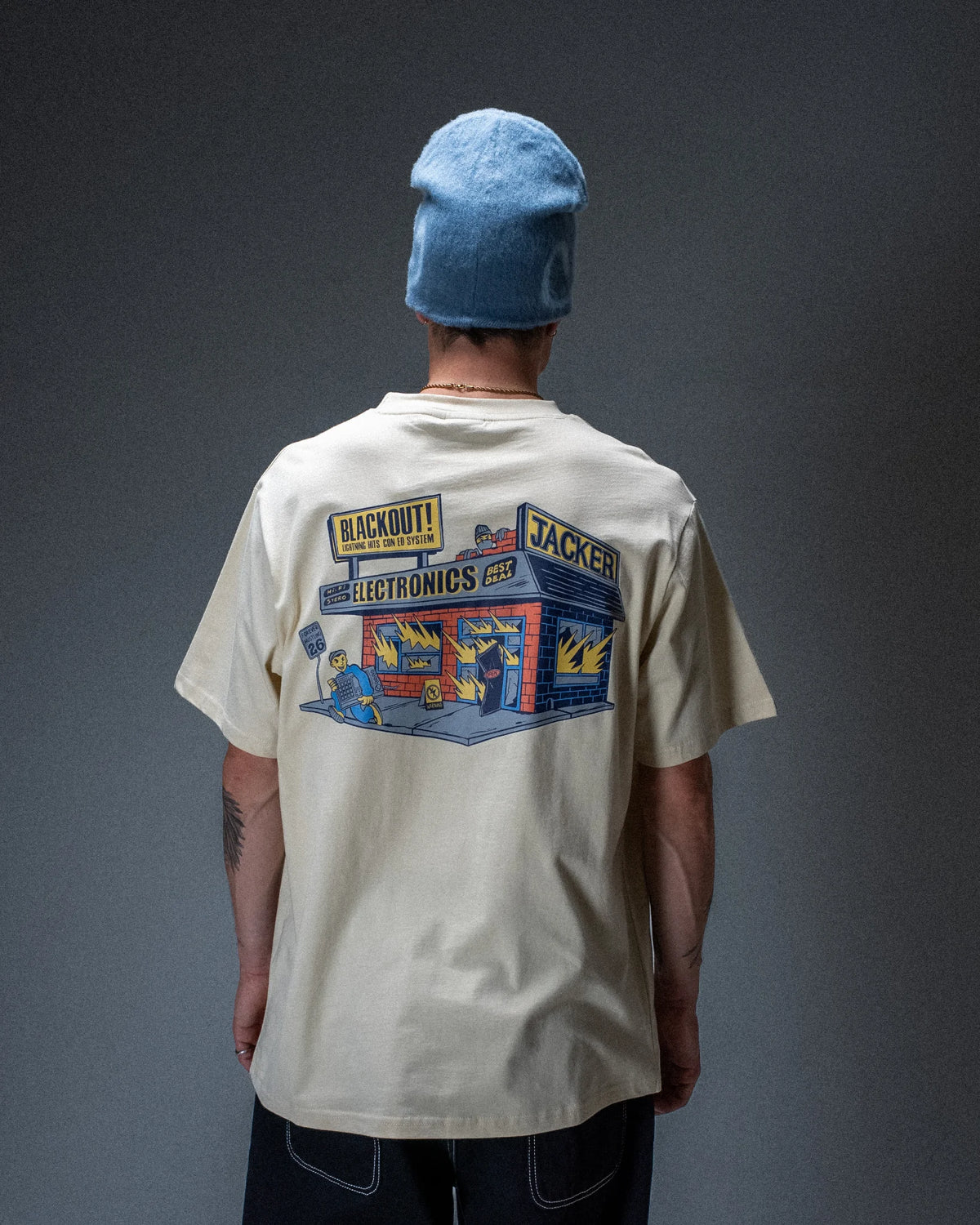 T-shirt Jacker Blackout beige — produit porté de dos