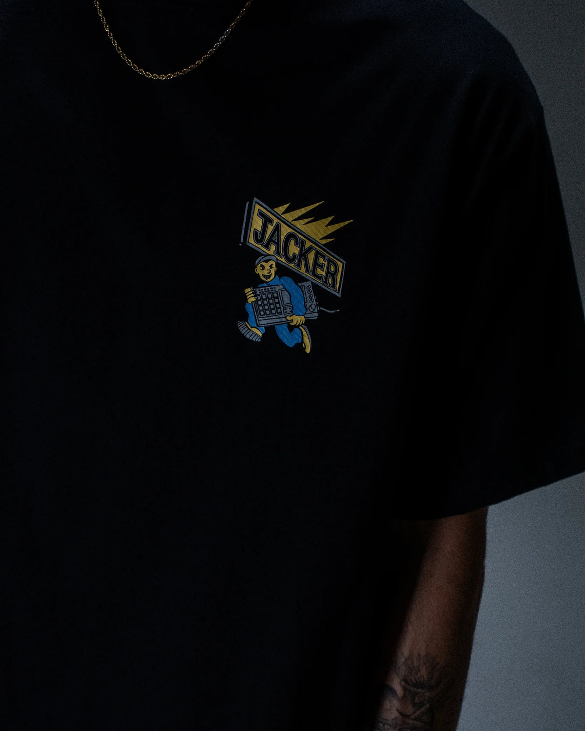 T-shirt Jacker Blackout noir — détail du produit porté