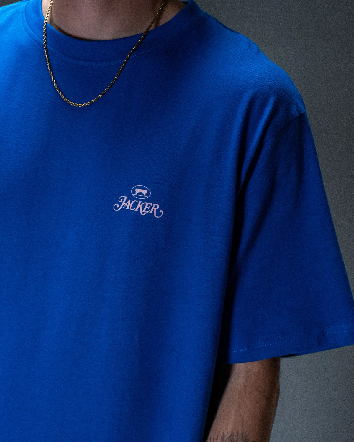 T-shirt Jacker Collective Logo bleu — détail du produit porté