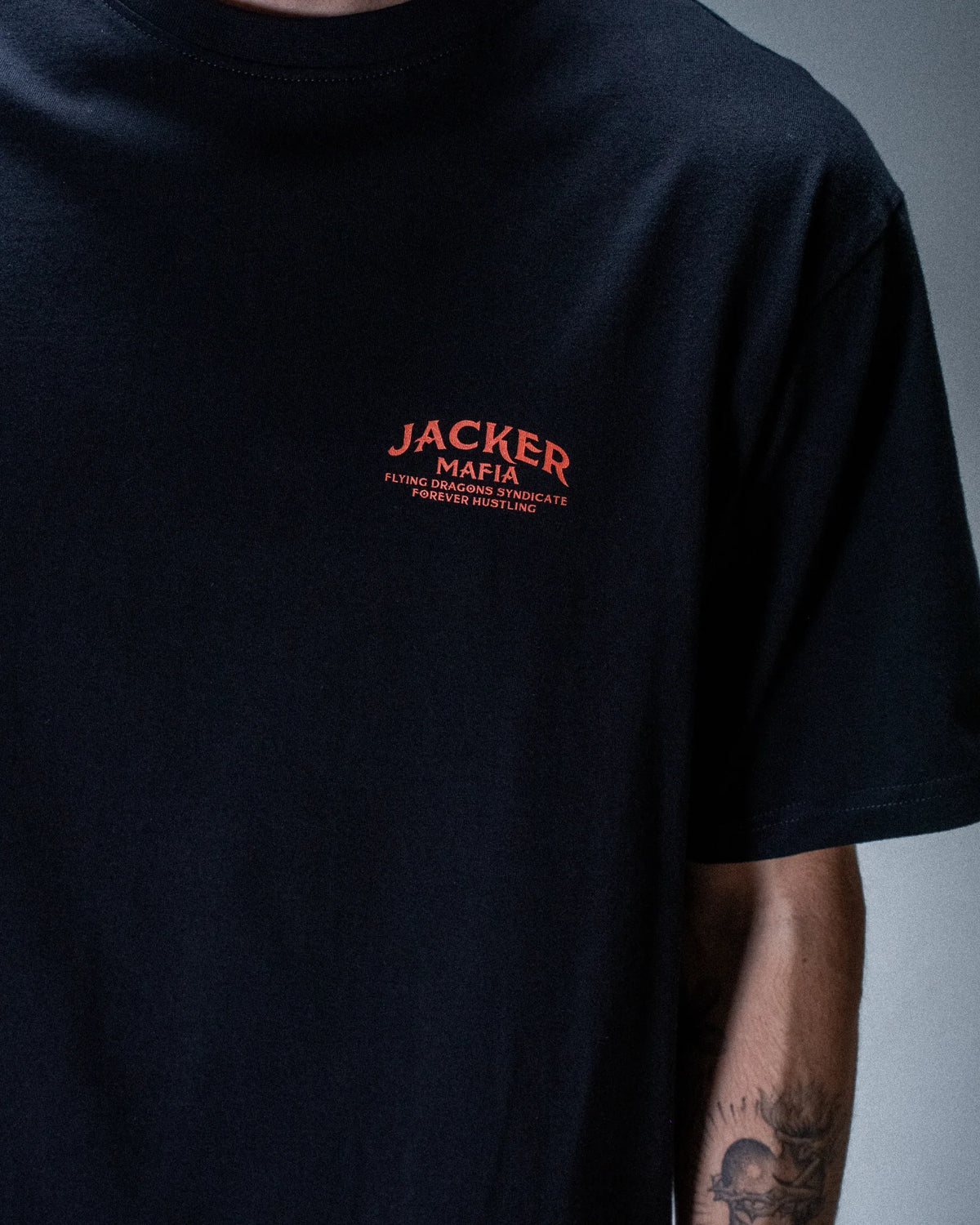T-shirt Jacker Flying Dragons noir — détail du produit porté
