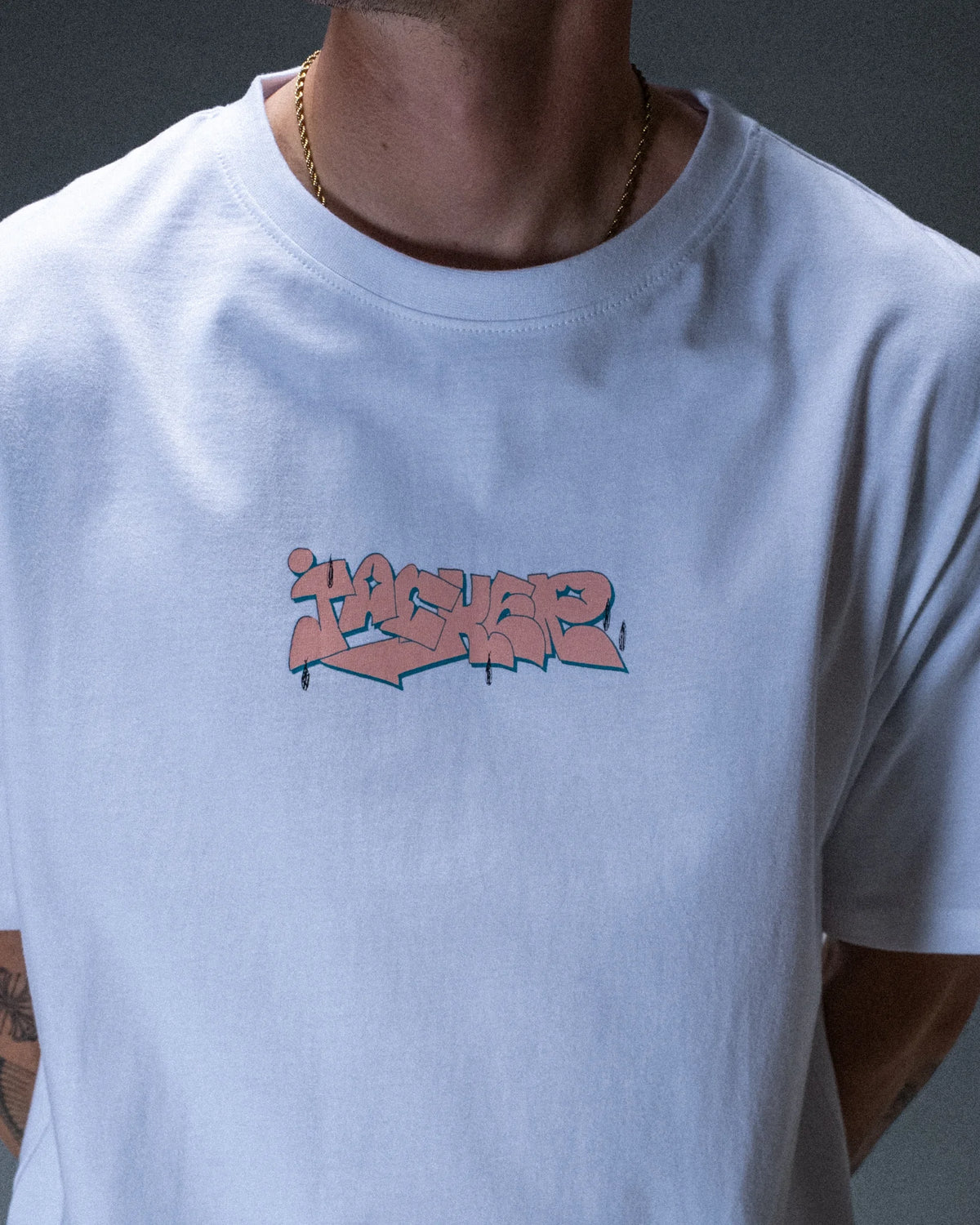 T-shirt Jacker Freehand blanc — détail du produit porté