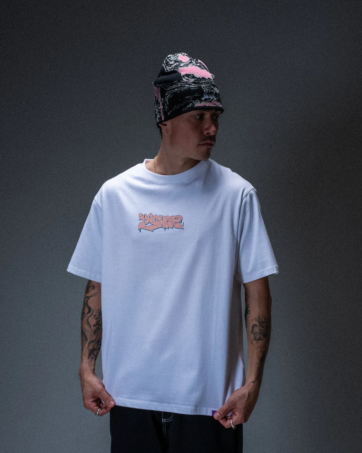 T-shirt Jacker Freehand blanc — produit porté