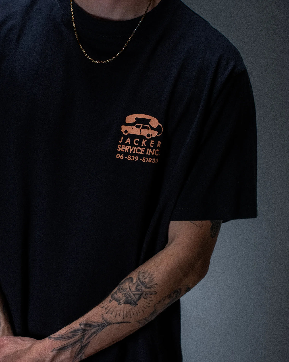 T-shirt Jacker Service noir — détail du produit porté