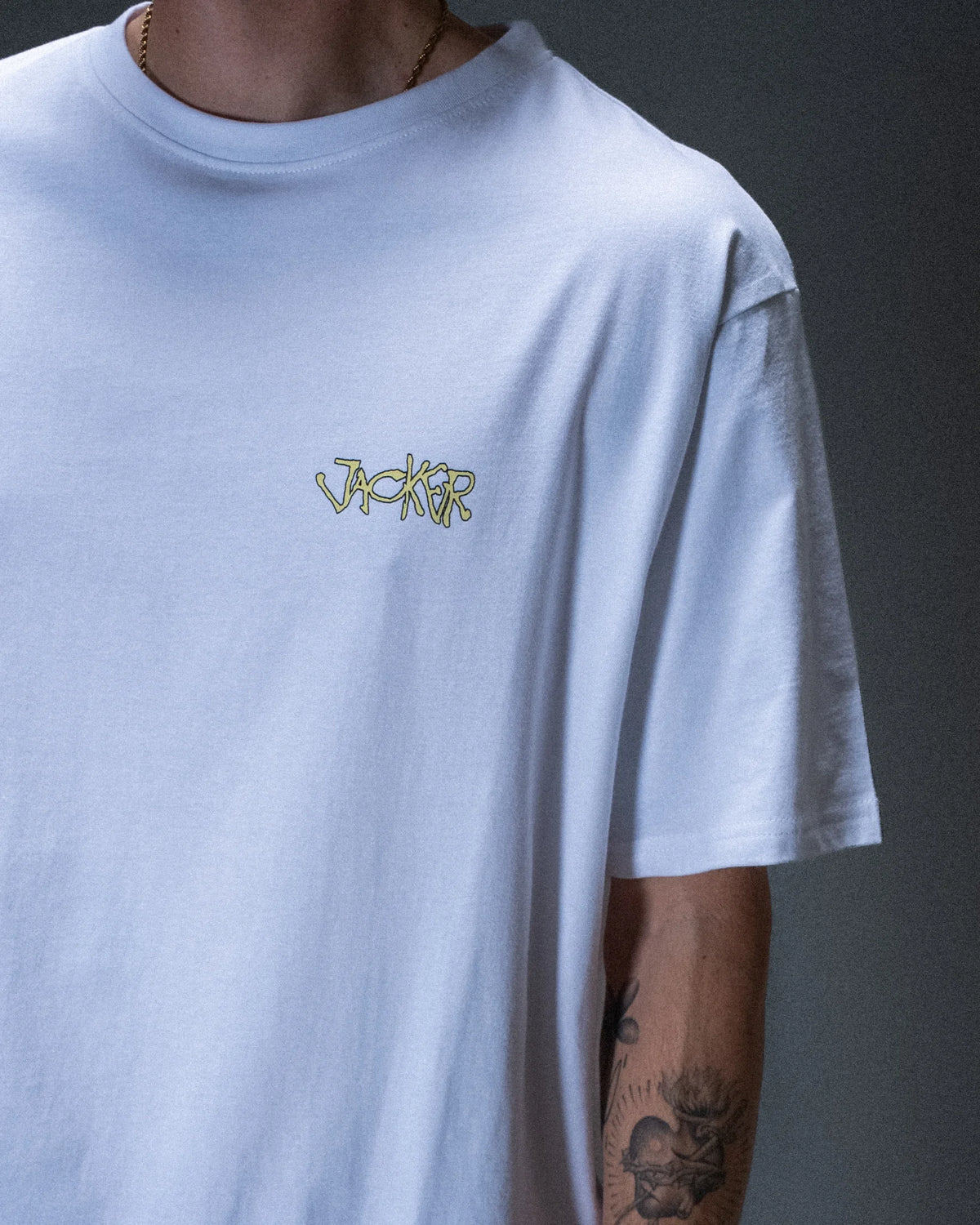 T-shirt Jacker Knight Writer blanc — détail du produit porté