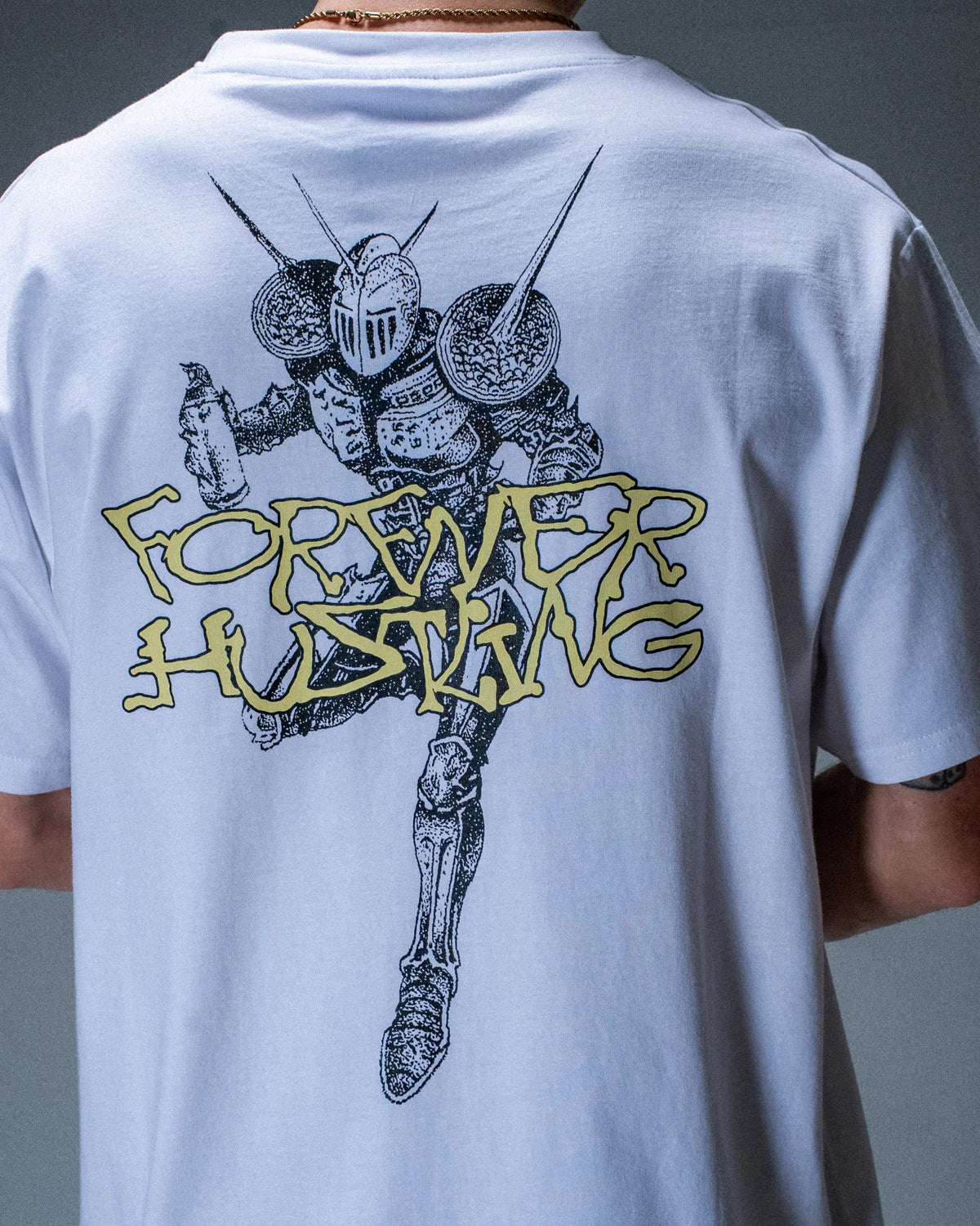 T-shirt Jacker Knight Writer blanc — détail du produit porté de dos