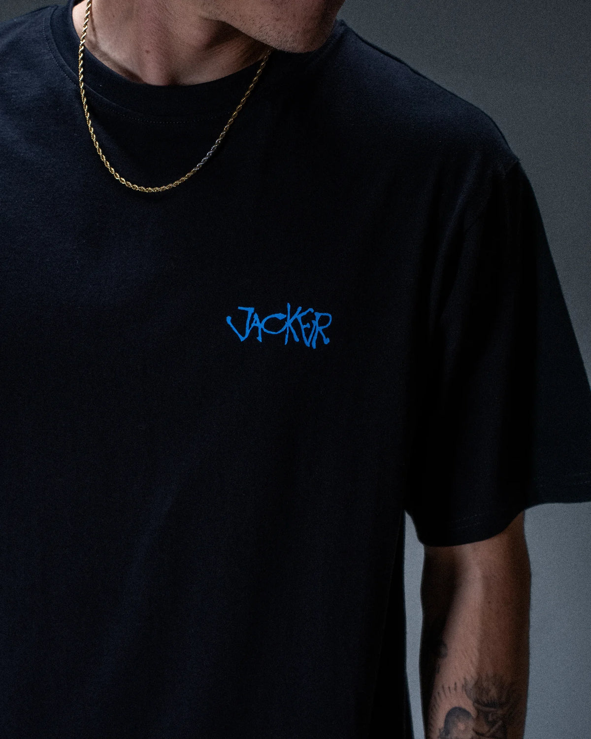 T-shirt Jacker Knight Writer noir — détail du produit porté