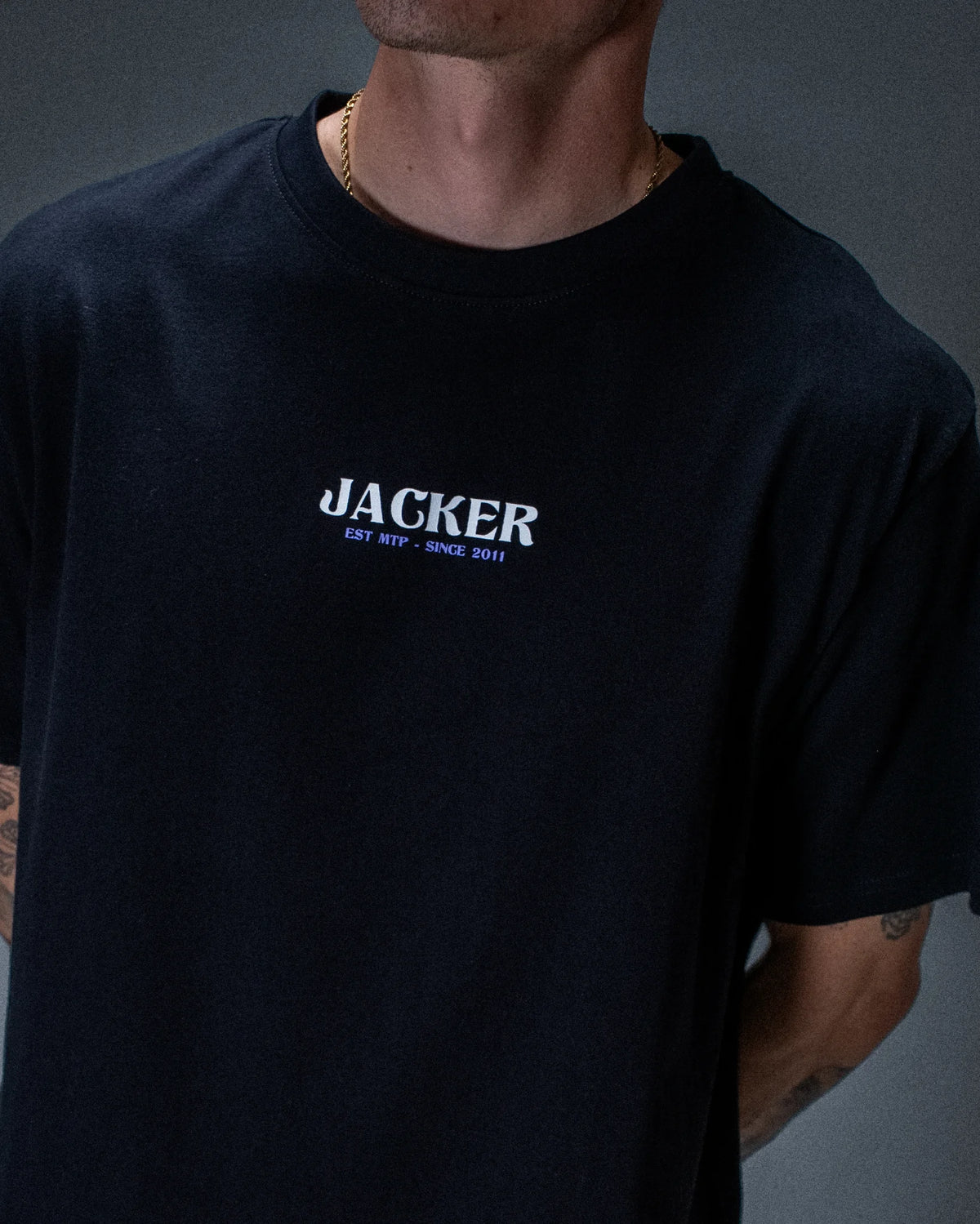 T-shirt Jacker Purple Potion noir — détail du produit porté