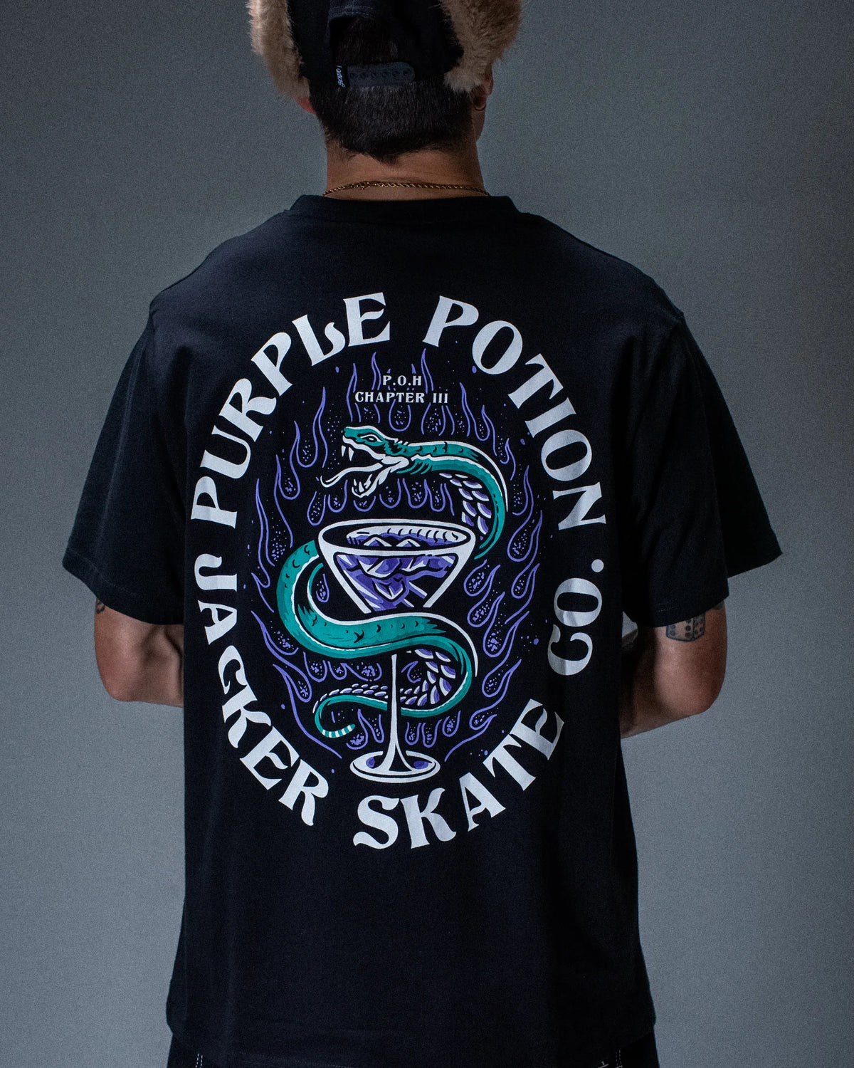 T-shirt Jacker Purple Potion noir — détail du produit porté de dos