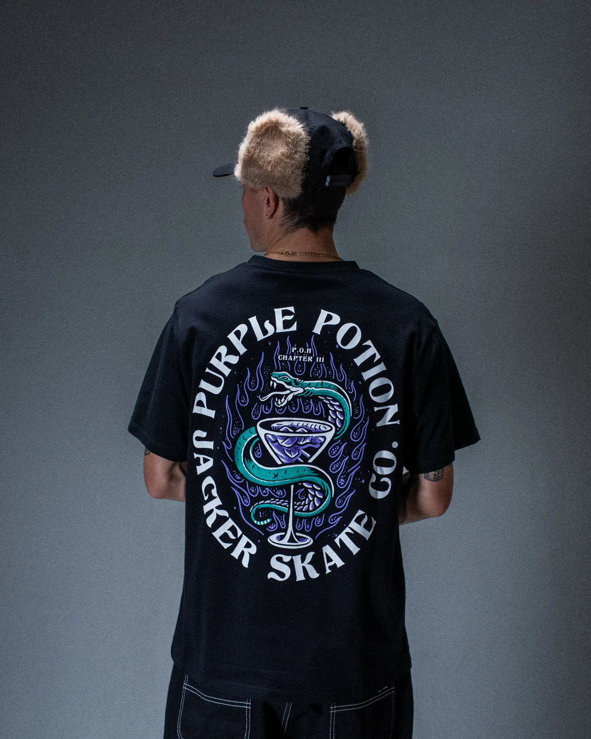 T-shirt Jacker Purple Potion noir — produit porté de dos