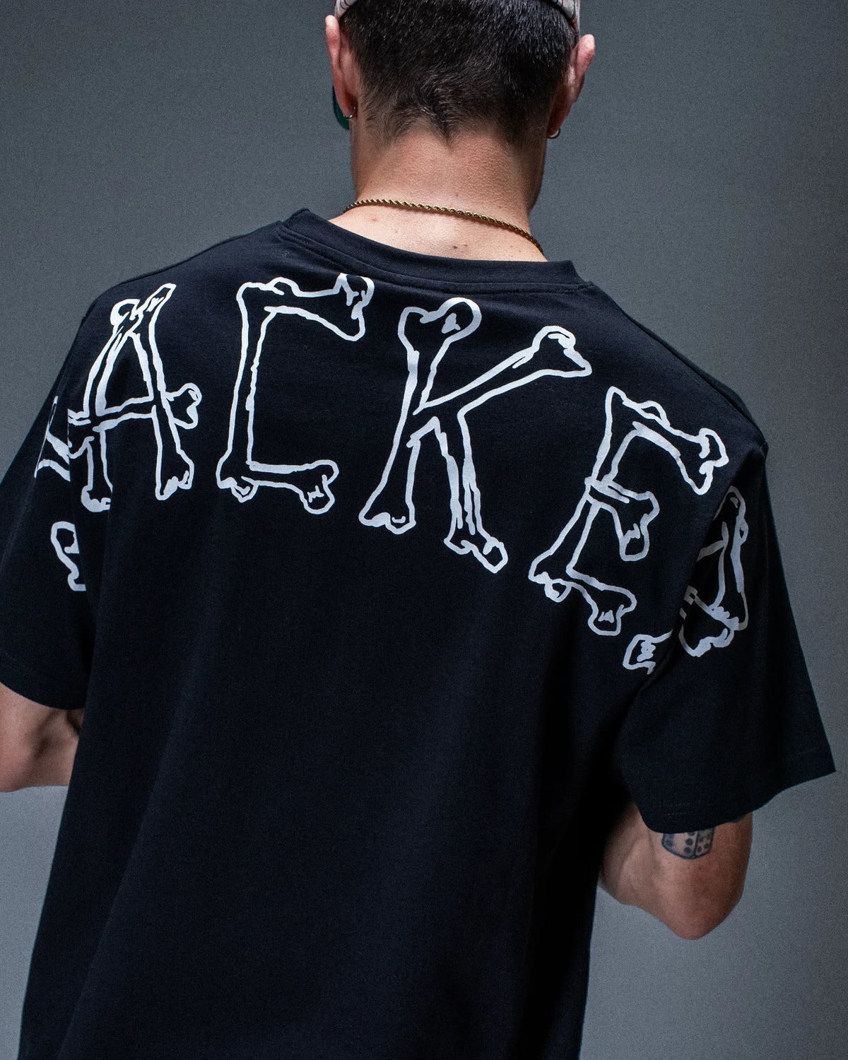 T-shirt Jacker Reckless Frame noir — détail du produit porté de dos