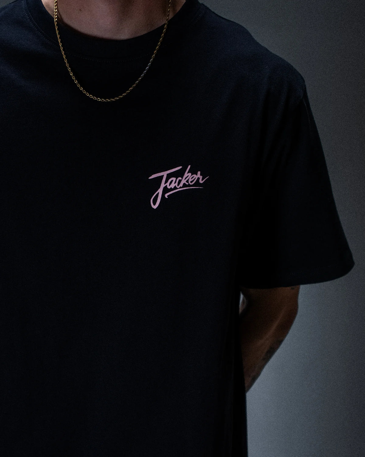 T-shirt Jacker Sisters noir — détail du produit porté