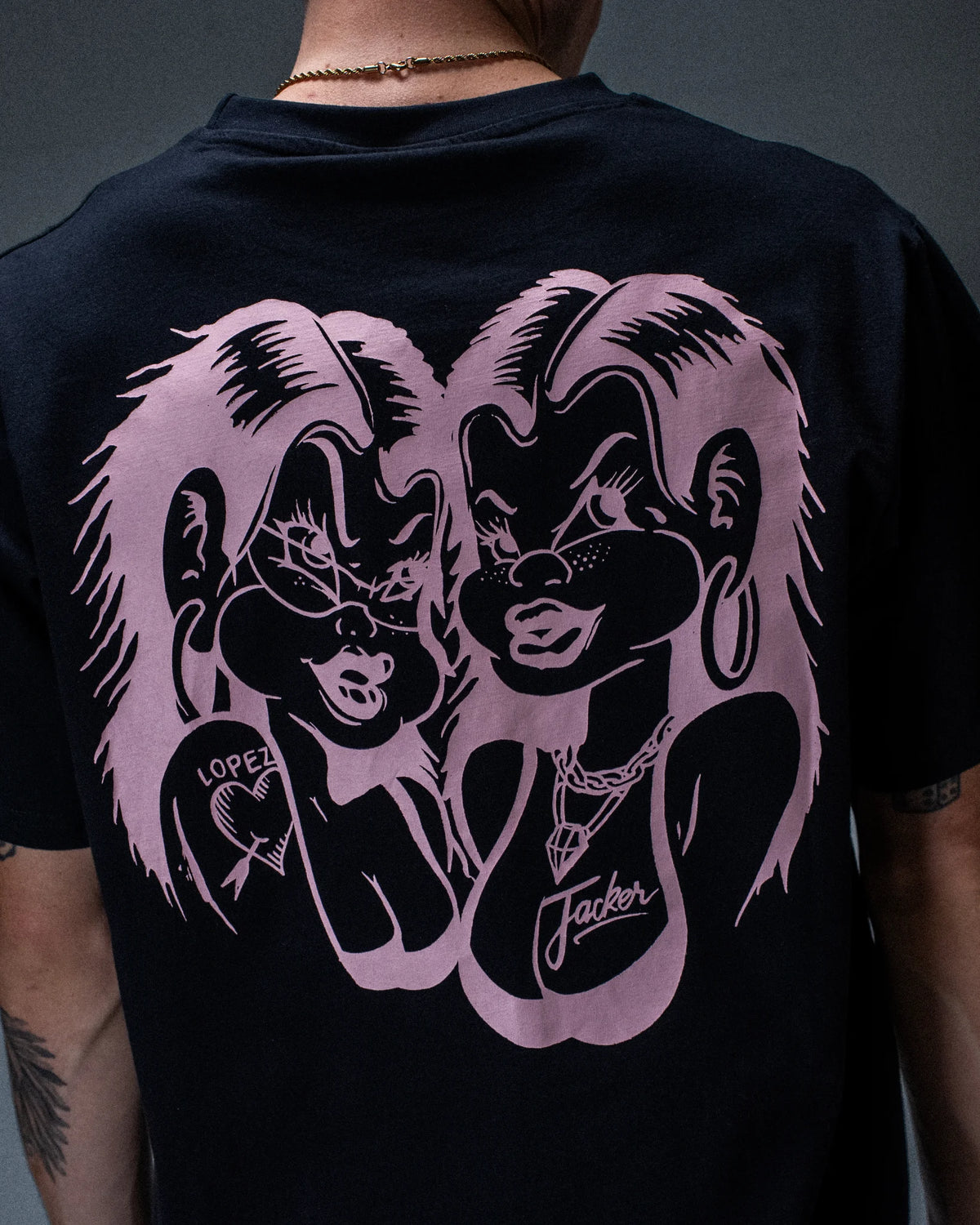 T-shirt Jacker Sisters noir — détail du produit porté de dos