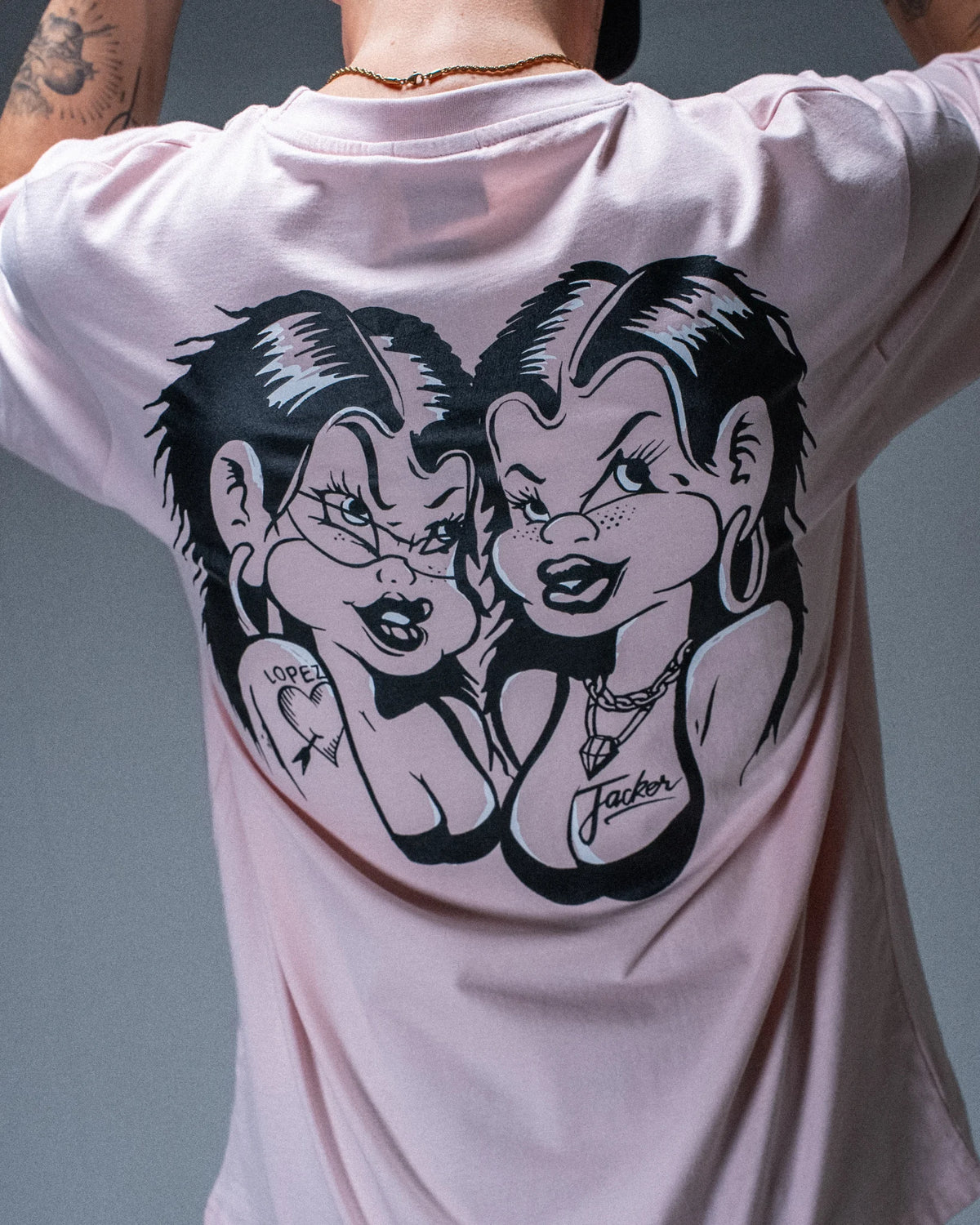 T-shirt Jacker Sisters rose — détail du produit porté de dos