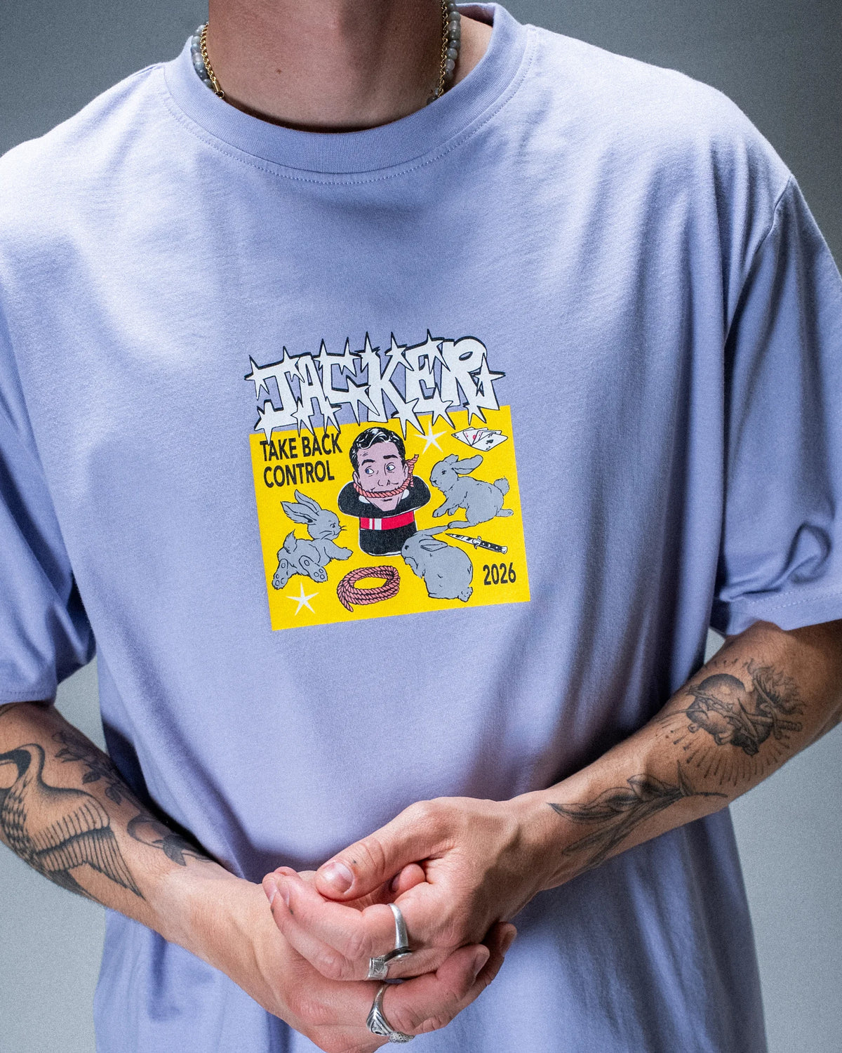T-shirt Jacker Take Back Control violet — détail du produit porté