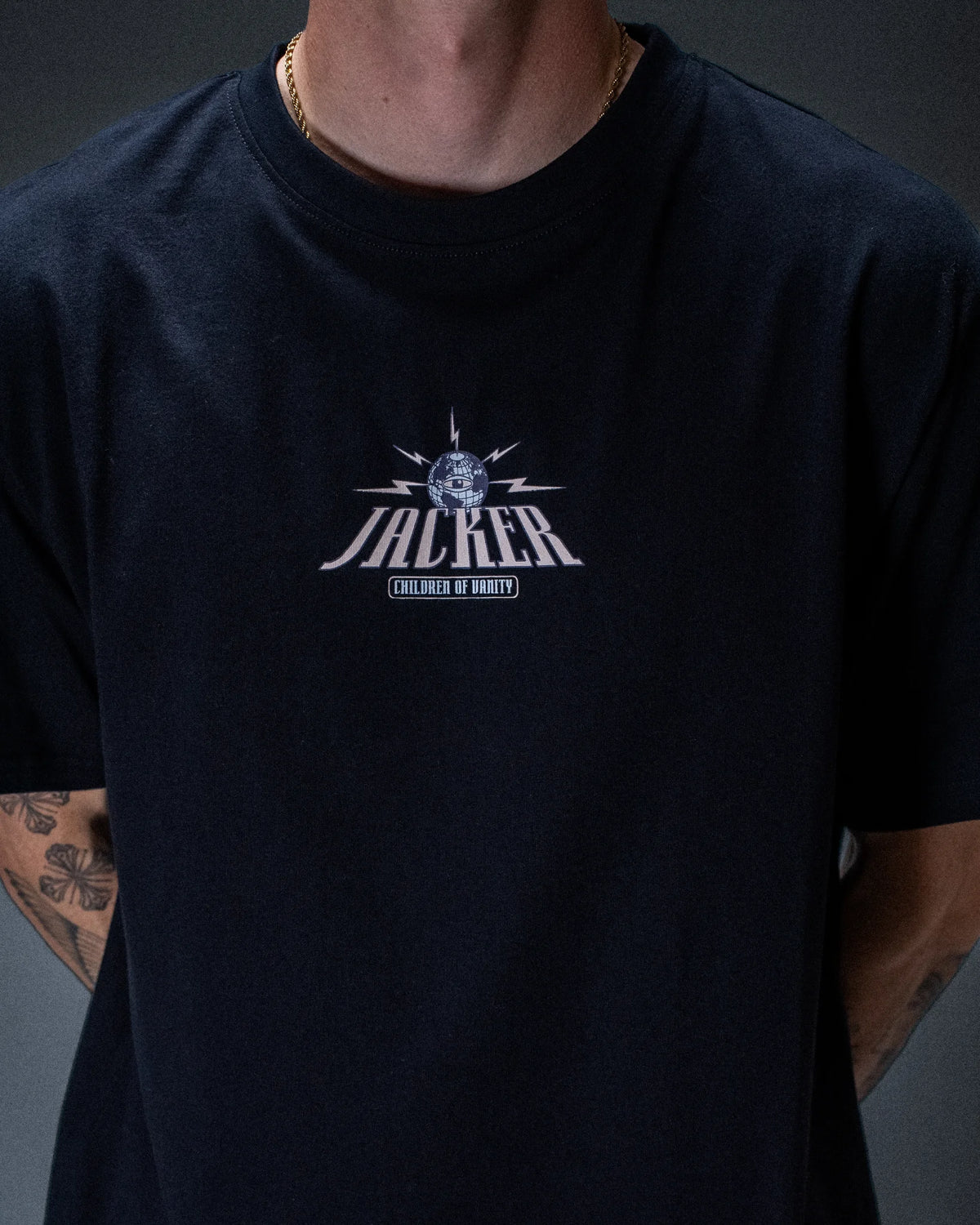 T-shirt Jacker Vanity noir — détail du produit porté